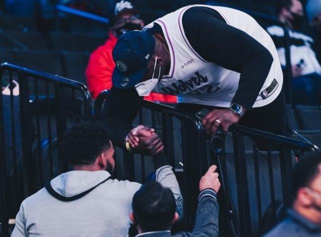 华体会体育官方咱叔的国米-唐斯：现场看到父亲的时候 我不禁去想母亲去哪了？