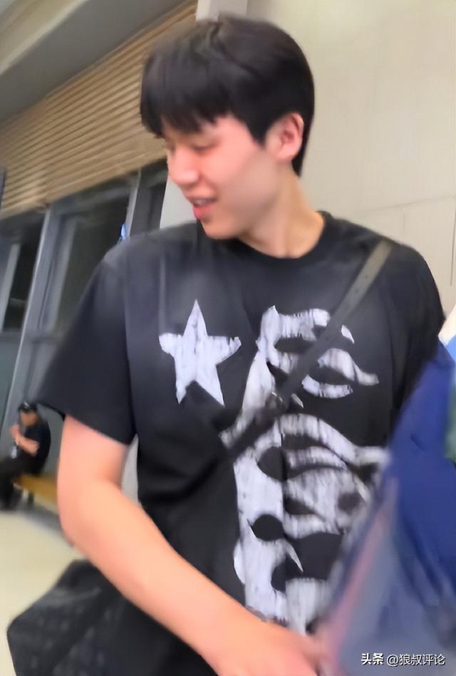 hth sports-回国备战世预赛！杨瀚森深夜落地青岛引关注 接机小球迷获合照留念
